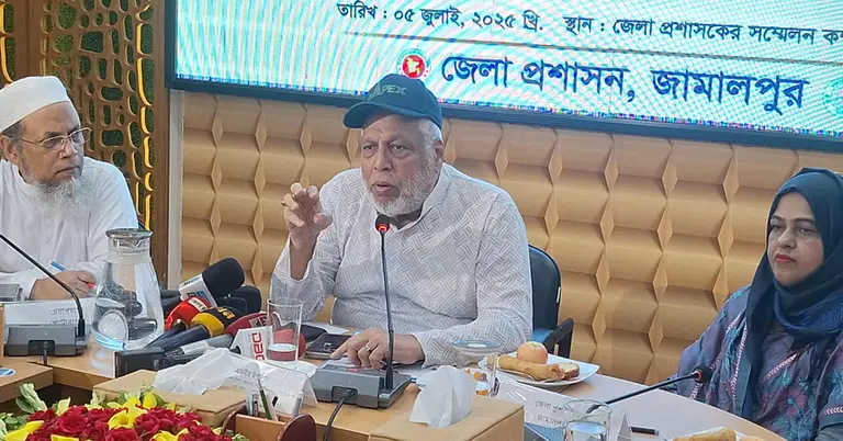 কথা বলছেন উপদেষ্টা মুহাম্মদ ফাওজুল কবির খান